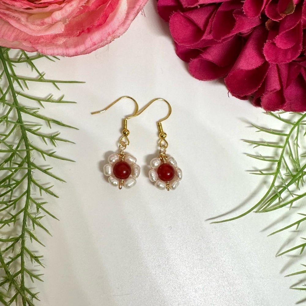 NEW⚜️Red Jade Freshwater Pearl Flower Charm Earrings - Picture 3 of 6